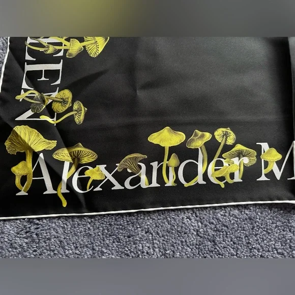 NWT 🍄 Alexander McQueen black mushroom silk square twill scarf - Picture 9 of 10